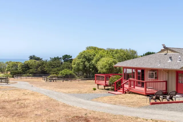 a sign that is sitting in front of a white house
