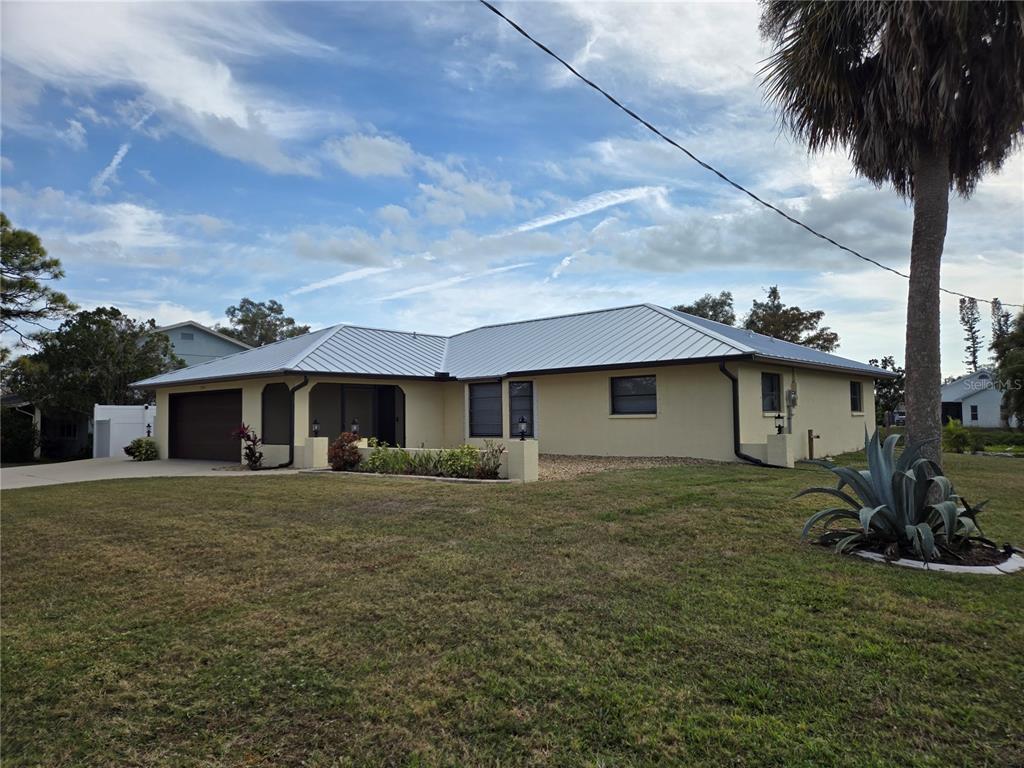 3534 Tundra Road Venice, FL 34293 - Photo 35 of 43 a front view of a house with garden