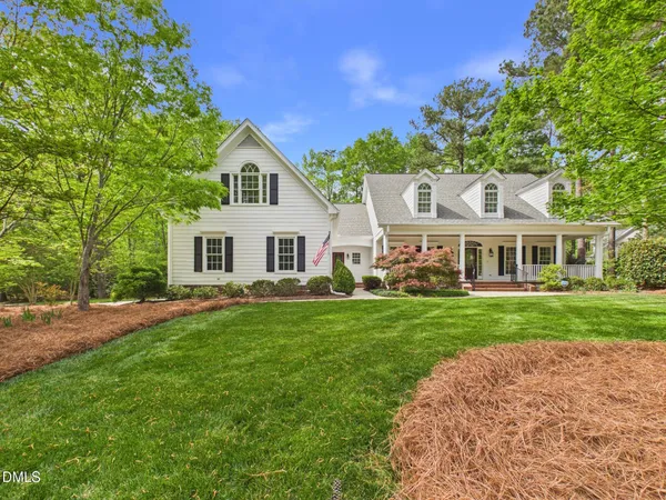 a view of house with a yard