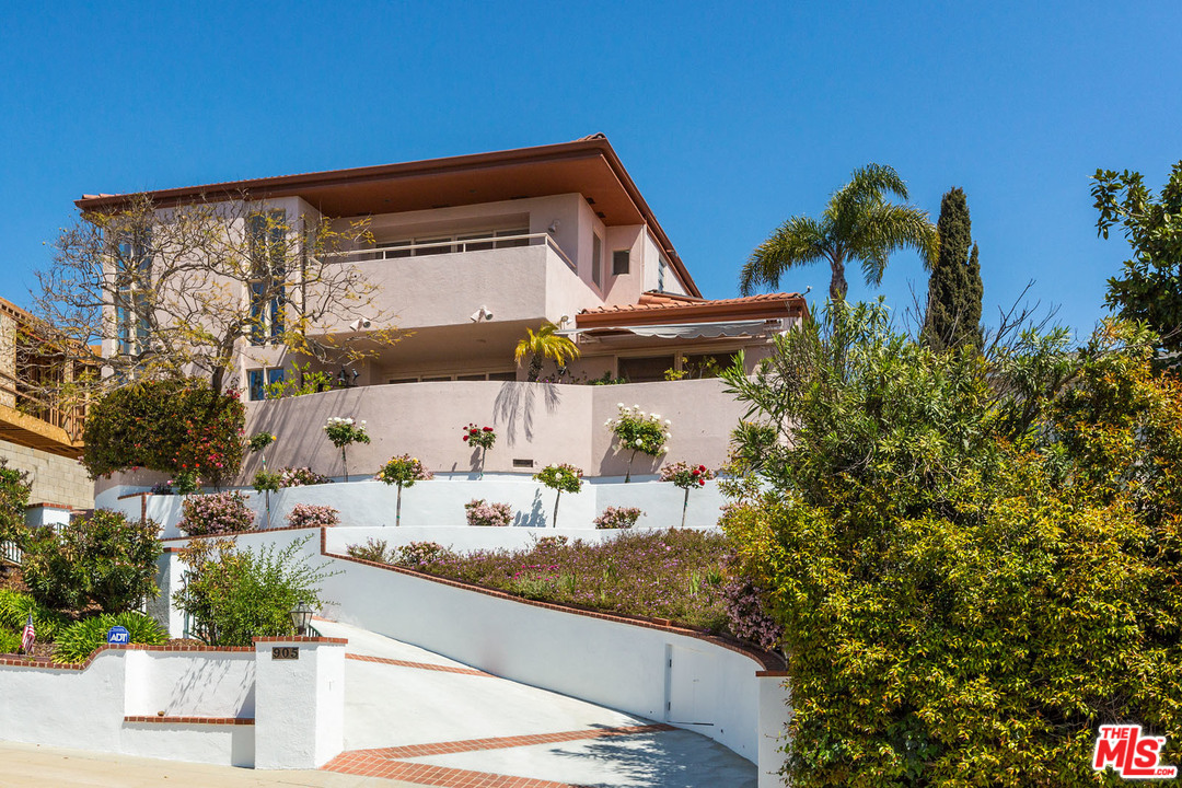 905 Berkeley Street Santa Monica, CA 90403 - Photo 5 of 21