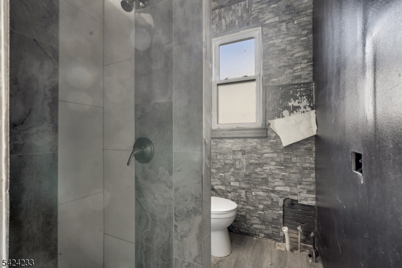 189 Scheerer Avenue Newark, NJ 07112 - Photo 8 of 30 a bathroom with a toilet and a shower