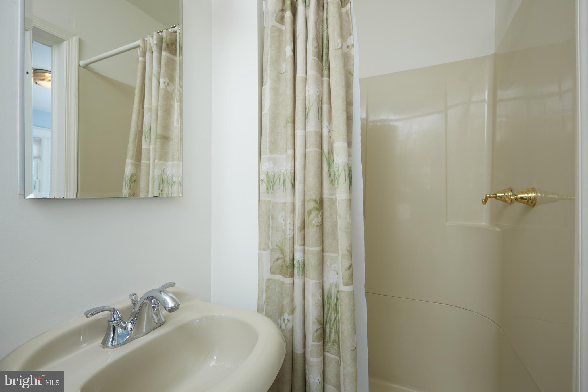 4327 Reno Road Northwest Washington, DC 20008 - Photo 18 of 29 Ensuite on 2nd floor
