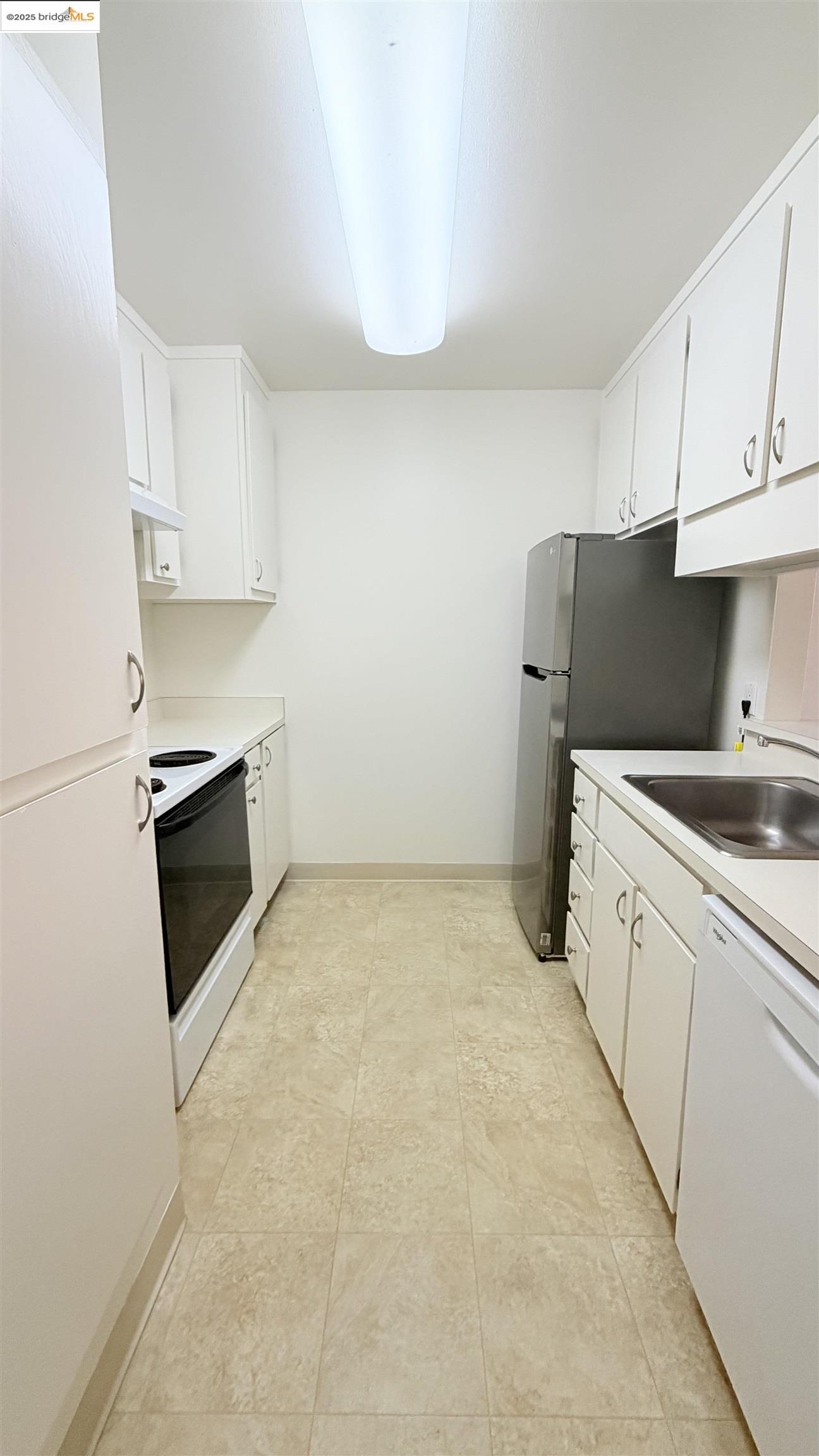 2101 Shore Line Drive, Unit 265 Alameda, CA 94501 - Photo 22 of 34 a kitchen with a sink a stove and cabinets