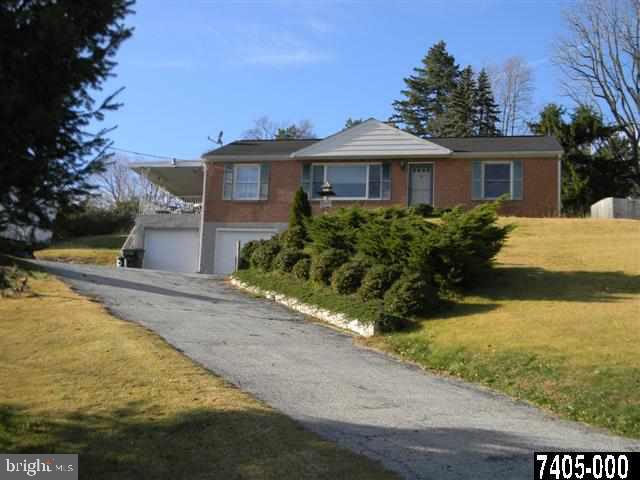 413 Corbin Road York, PA 17403 - Photo 2 of 25