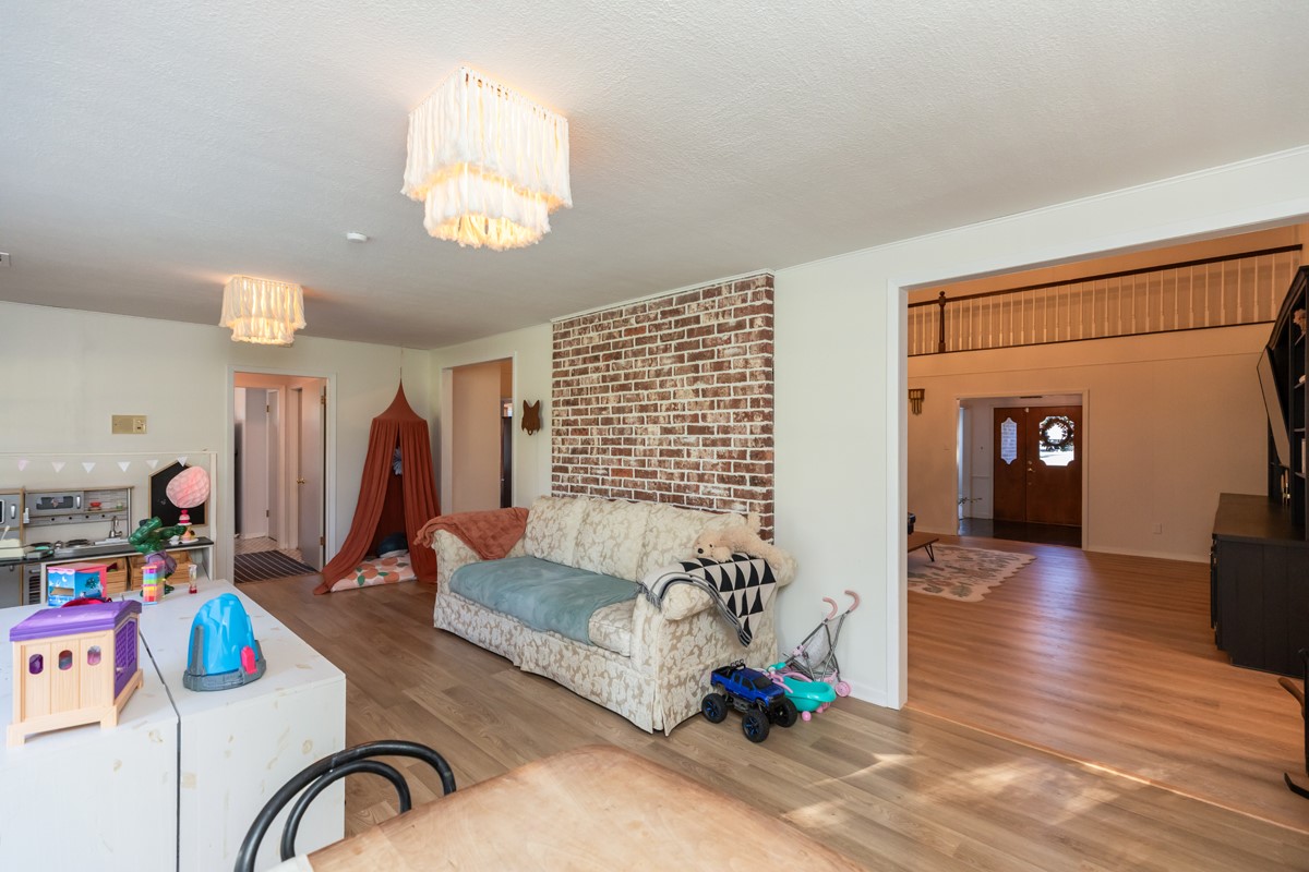 1210 Nottingham Lane Beaumont, TX 77706 - Photo 18 of 50 a living room with furniture and a window
