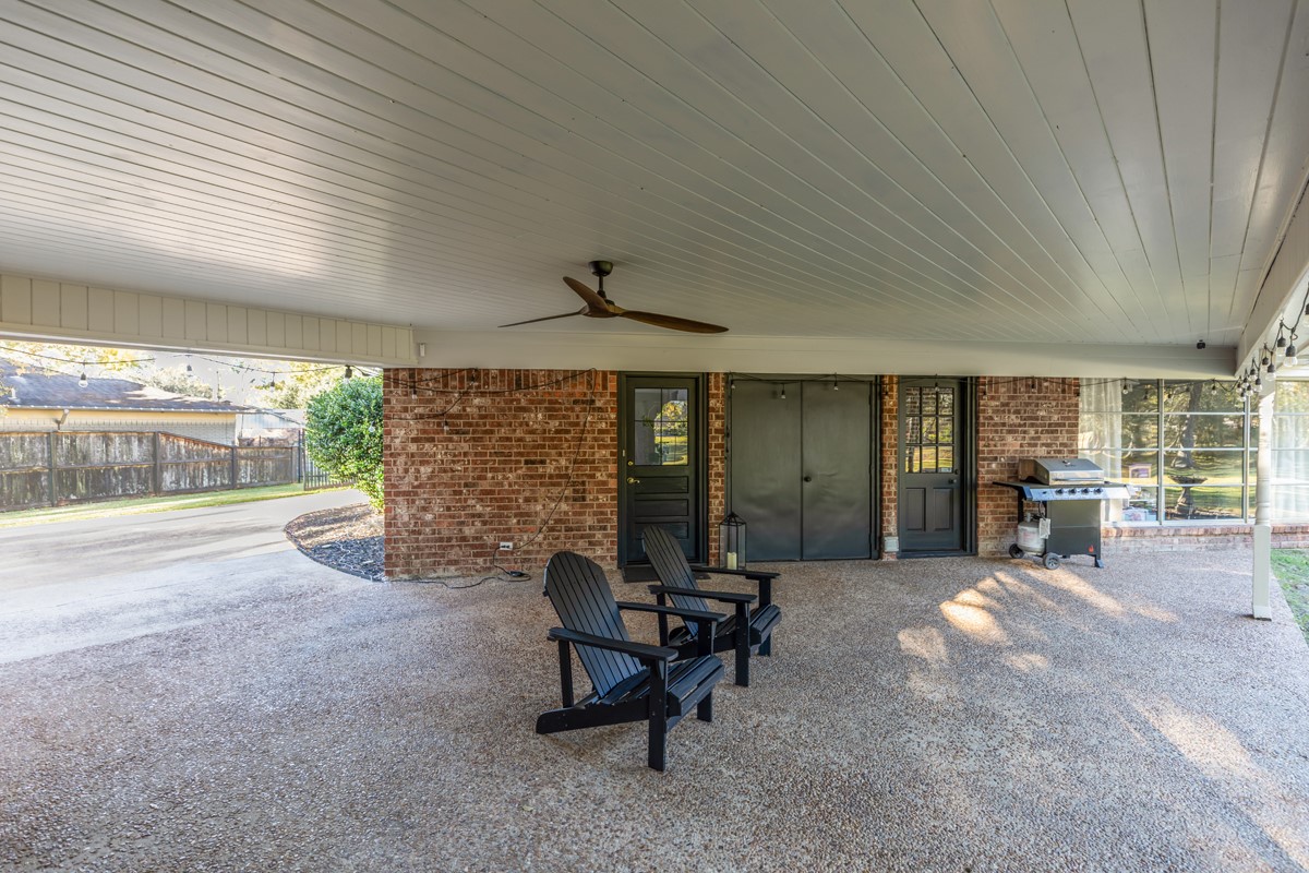 1210 Nottingham Lane Beaumont, TX 77706 - Photo 44 of 50 a living room with furniture and a large window