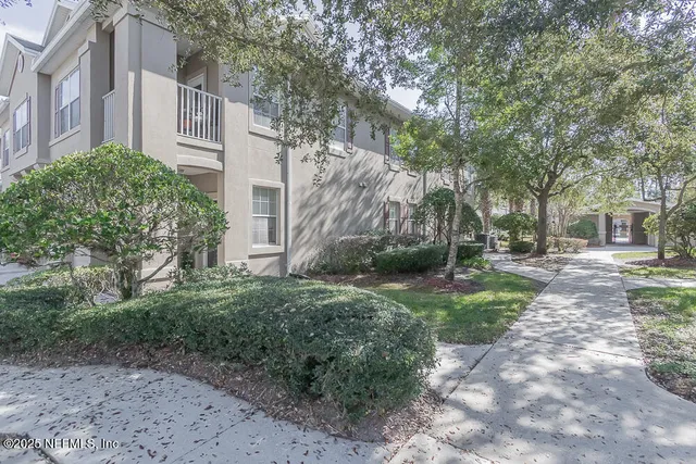 a view of a back yard