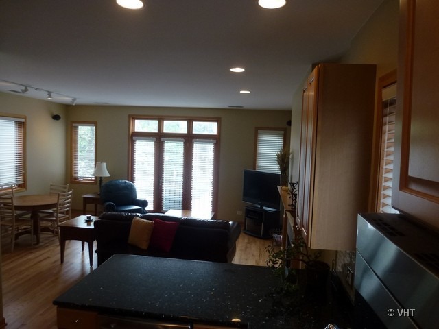 3027 North Racine Avenue, Unit 2 Chicago, IL 60657 - Photo 4 of 7 Gallery Image 4