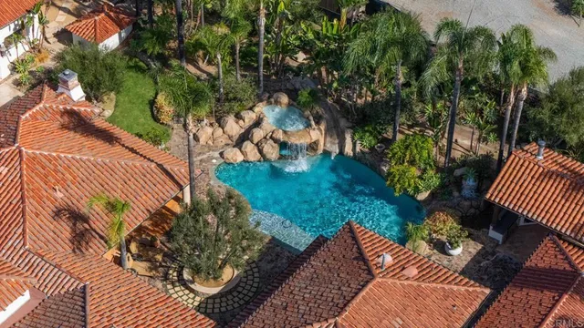 a view of a house with backyard and garden