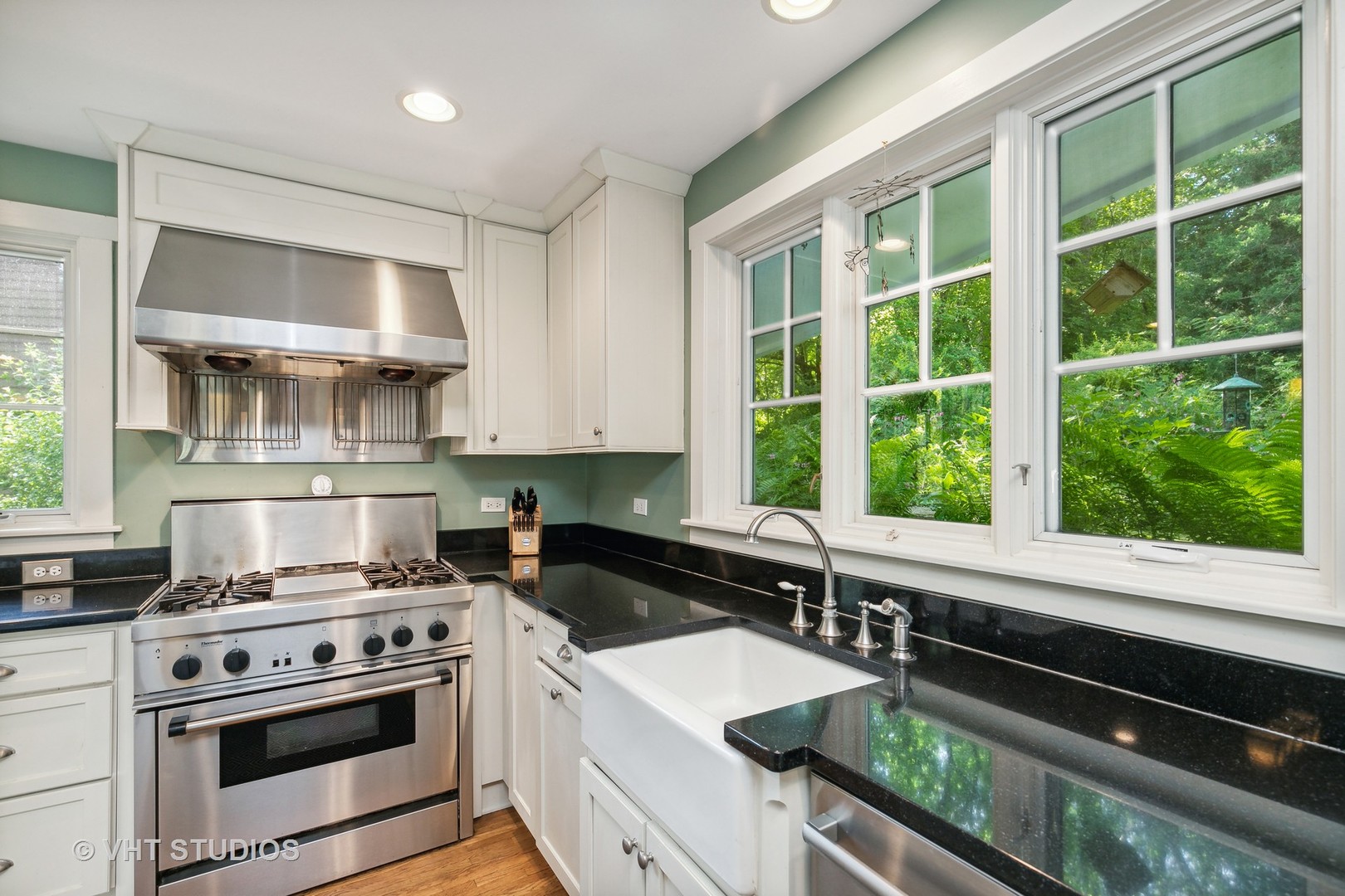 804 Murray Road Tower Lakes, IL 60010 - Photo 15 of 44 a kitchen with a stove a sink and a cabinets