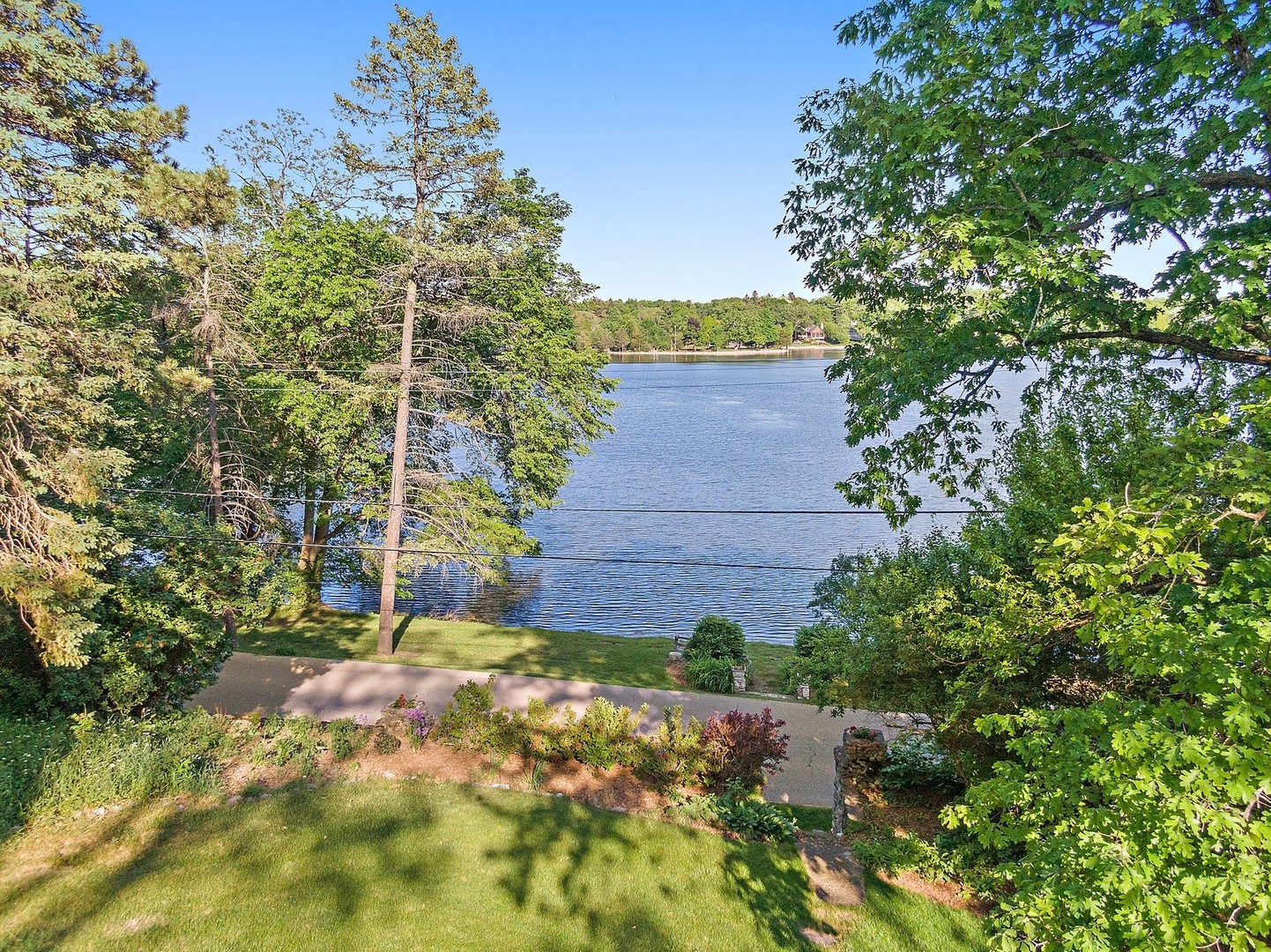 804 Murray Road Tower Lakes, IL 60010 - Photo 37 of 44 a view of a yard with plants and large trees