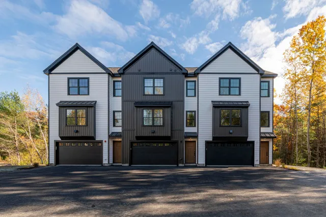 $605,000 | 14 C Mohawk Drive, Londonderry, NH 03053