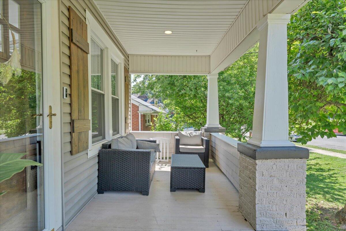 1205 Summit Avenue Southwest Roanoke, VA 24015 - Photo 4 of 52 04-MIB09284