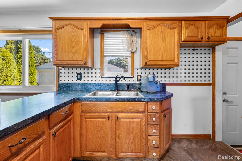 15641 Common Road Roseville, MI 48066 - Photo 17 of 32