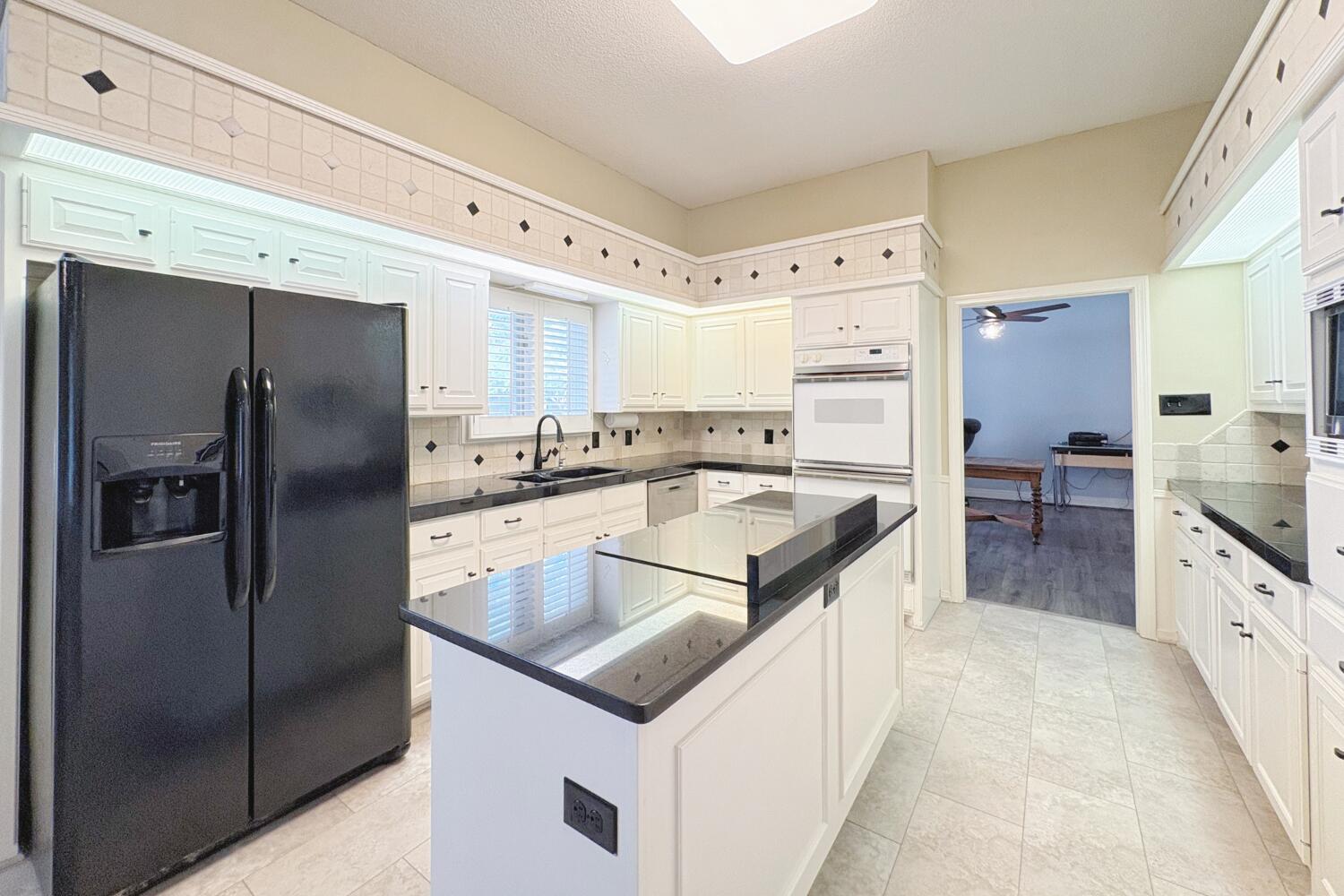 5005 96th Street Lubbock, TX 79424 - Photo 12 of 46 Kitchen