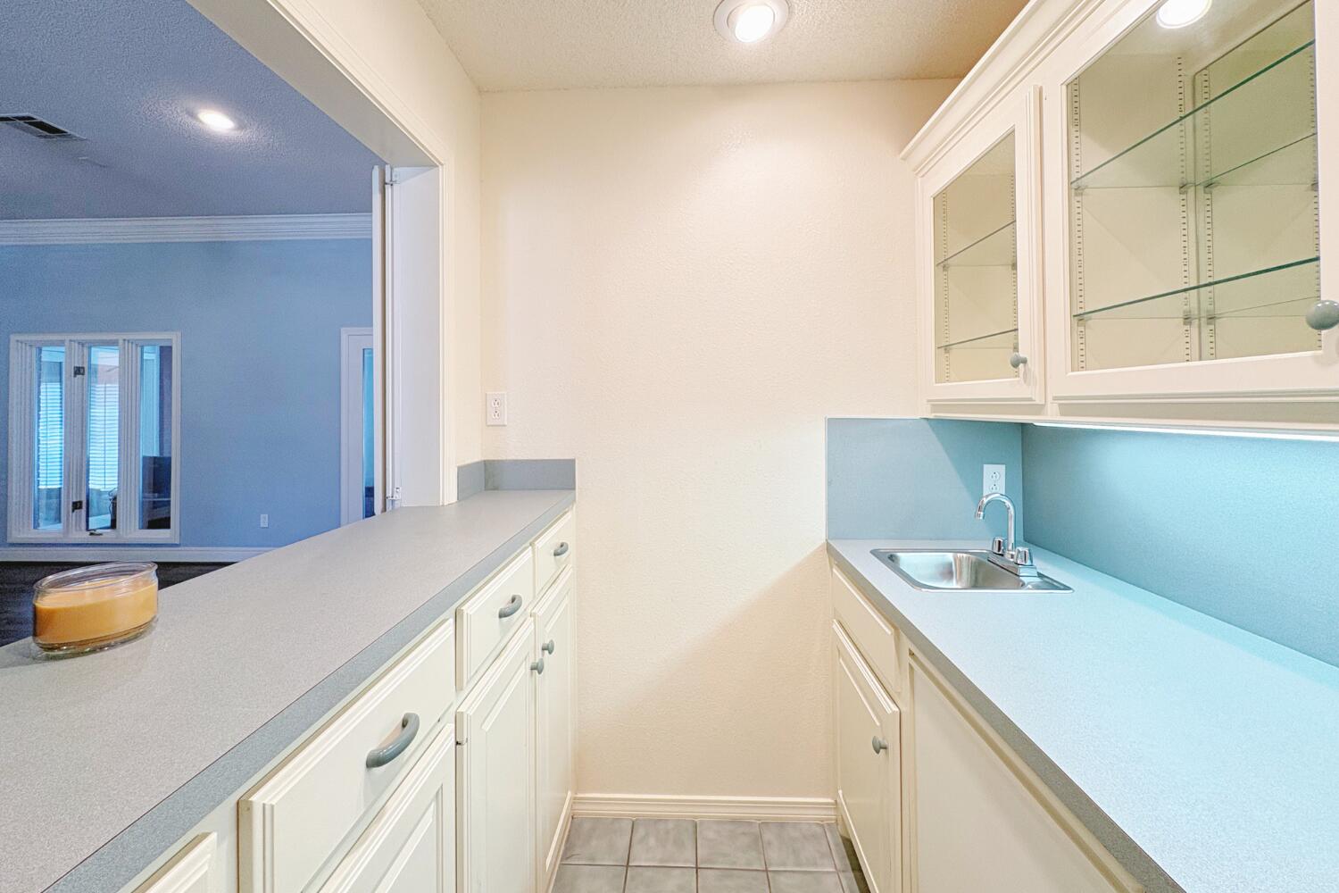 5005 96th Street Lubbock, TX 79424 - Photo 22 of 46 Bar