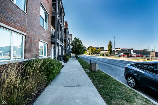 $2,300 | 727 North Illinois Street, Unit 101, Indianapolis, IN 46204