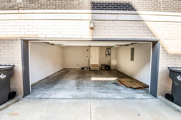 $2,300 | 727 North Illinois Street, Unit 101, Indianapolis, IN 46204