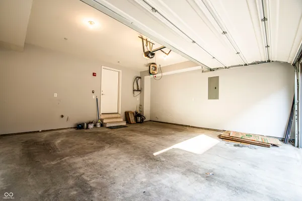 $2,300 | 727 North Illinois Street, Unit 101, Indianapolis, IN 46204