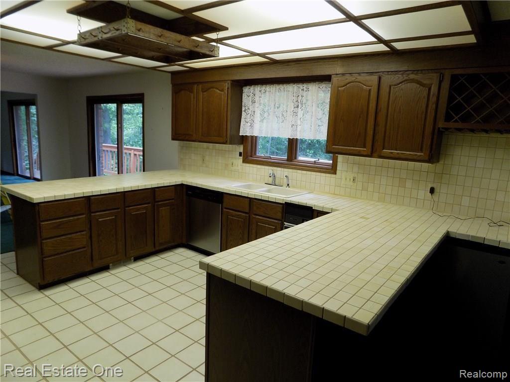 4650 Clyde Road Holly, MI 48442 - Photo 9 of 68 Looking into kitchen from family room
