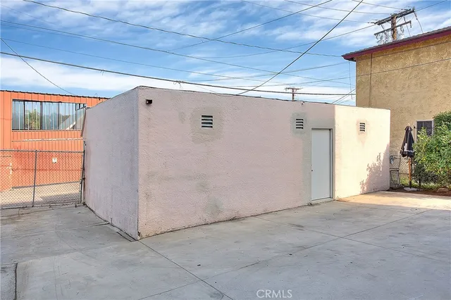 a view of entryway with flower plants