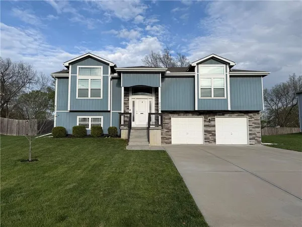 $395,000 | 21401 Noble Street, Spring Hill, KS 66083