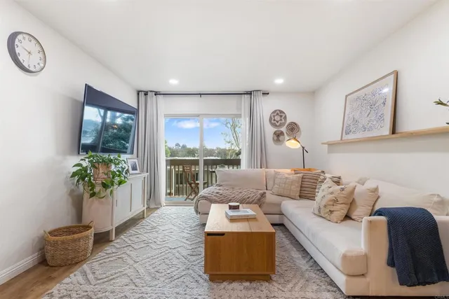 $2,300 | 432 Edgehill Lane, Unit 74, Oceanside, CA 92054