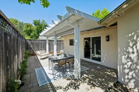 $825,000 | 215 Hemlock Drive, Healdsburg, CA 95448