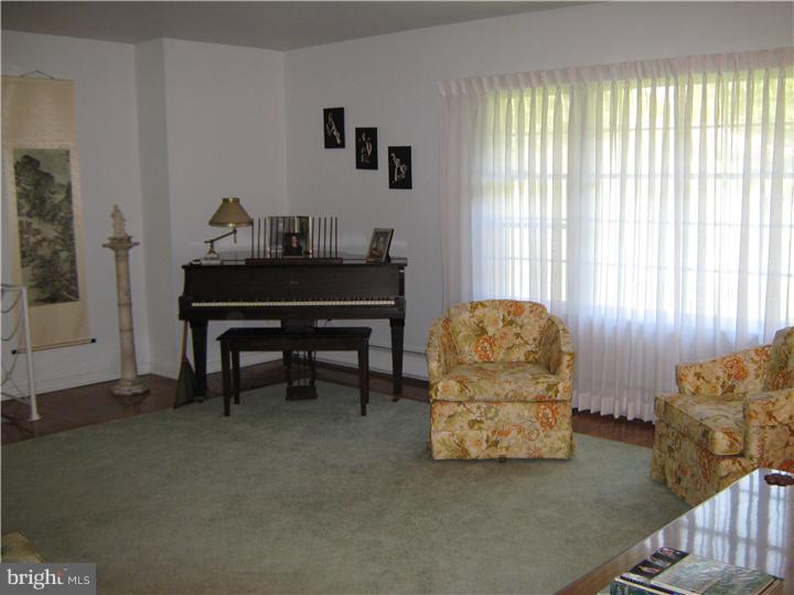 203 Knoll Road Wallingford, PA 19086 - Photo 4 of 15 Living Room