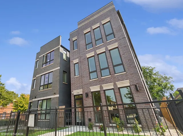 $2,800 | 3715 South Giles Avenue, Unit 2, Chicago, IL 60653