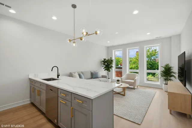 $2,800 | 3715 South Giles Avenue, Unit 2, Chicago, IL 60653