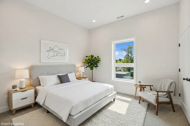 $2,800 | 3715 South Giles Avenue, Unit 2, Chicago, IL 60653