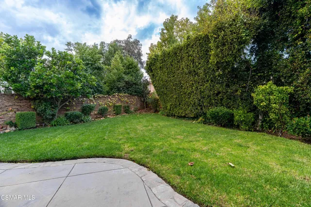 a view of a house with backyard and garden