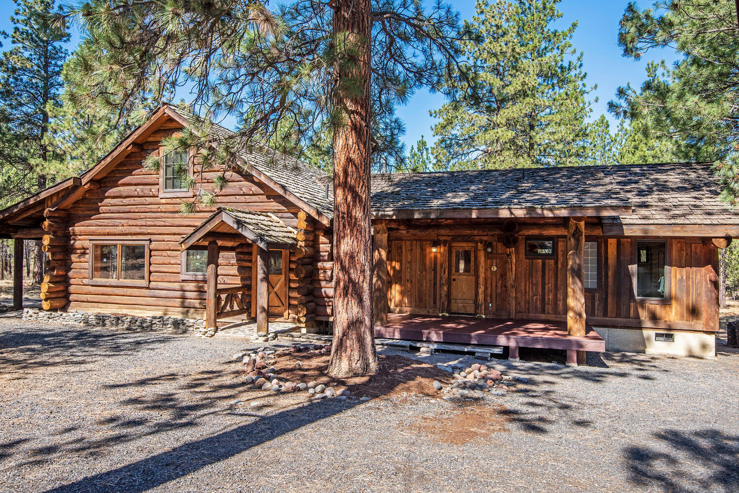 Your Cabin in the Woods! Hand Scribed Log Home on 10+Acres Bordering Deschutes National Forest