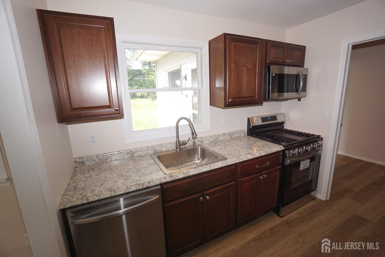 47 Wendy Road Colonia, NJ 07067 - Photo 7 of 17 Gallery Image 7