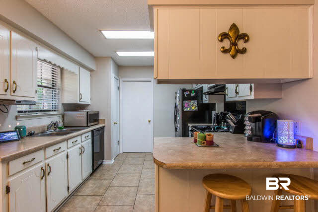 5512 Plantation Road Theodore, AL 36582 - Photo 9 of 20 Breakfast Bar