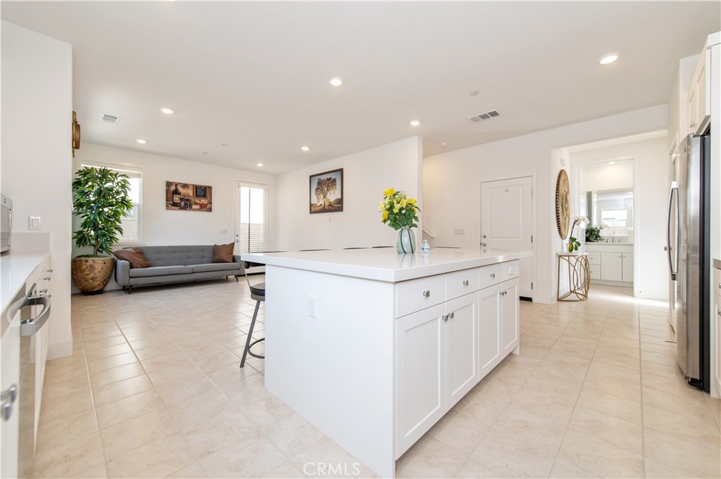 243 Yerba Irvine, CA 92618 - Photo 5 of 37