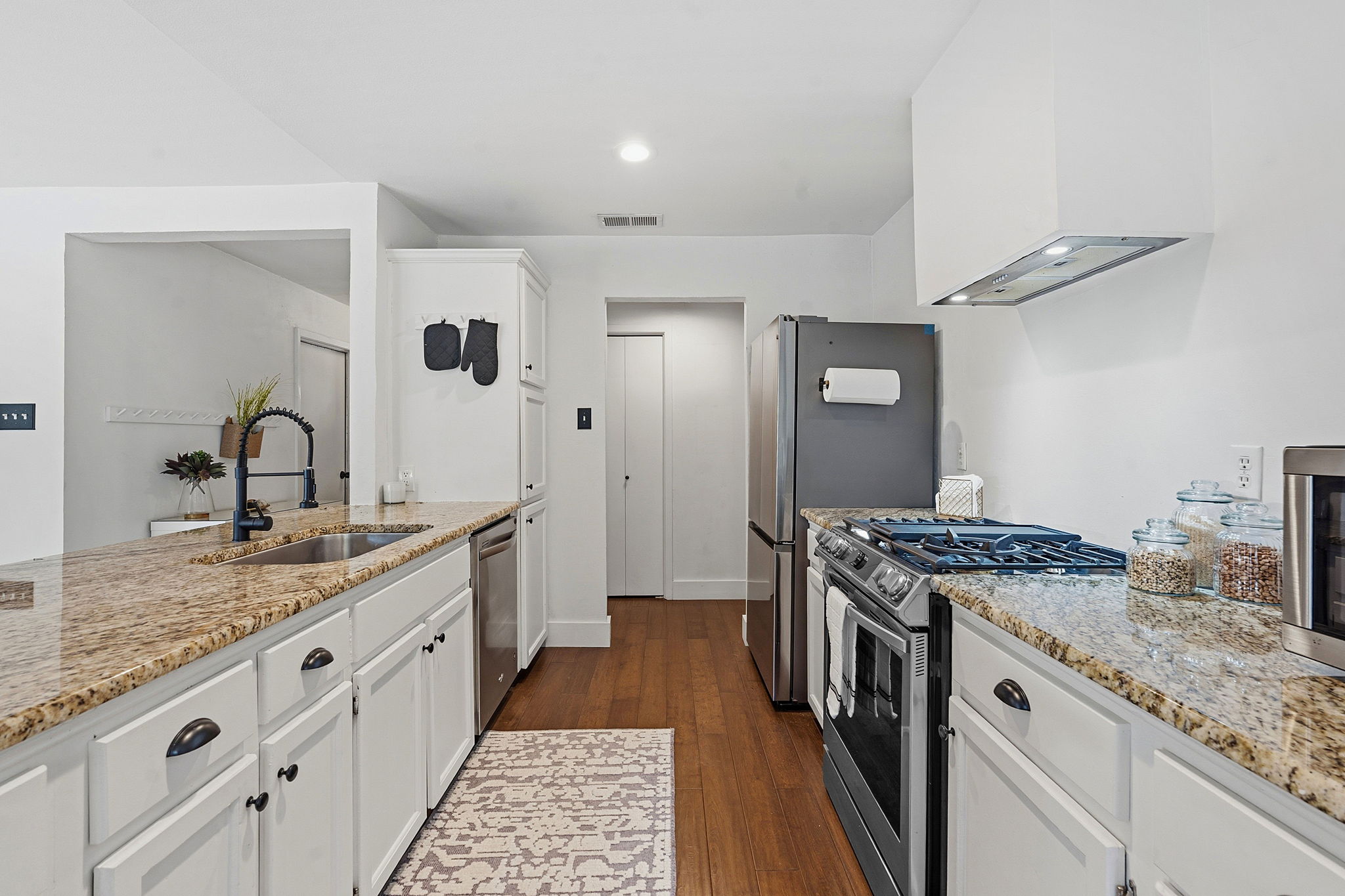 4705 Fieldstone Drive Austin, TX 78735 - Photo 12 of 34 a kitchen with granite countertop a sink stove and cabinets