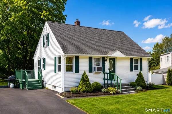 $299,900 | 18 Crestwood Avenue, Waterbury, CT 06704
