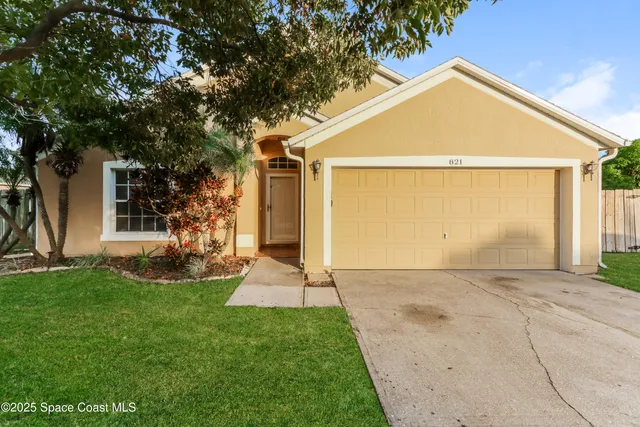 a view of backyard with a garden and tree