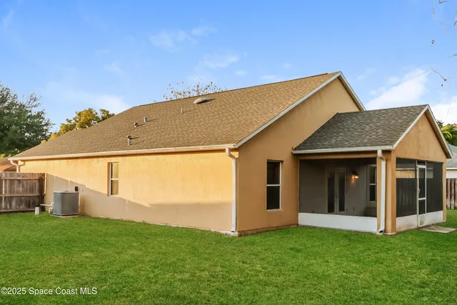 a view of a house with backyard