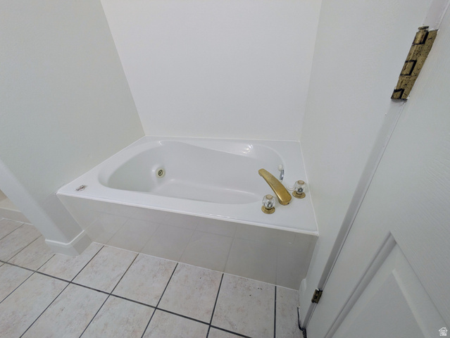 441 Main Street Hurricane, UT 84737 - Photo 15 of 29 Built-in soaking tub with gold-tone fixtures and clear knob handles
