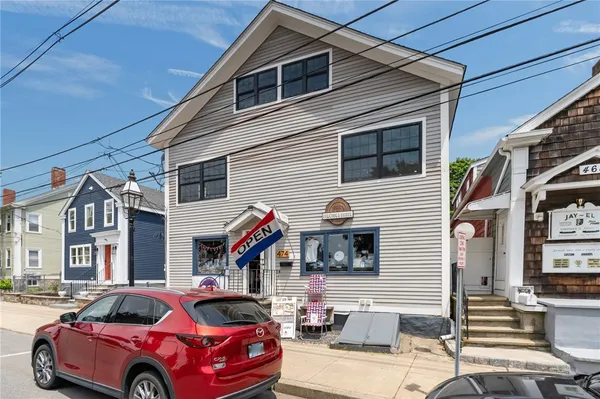 $2,700 | 474 Thames Street, Unit 3, Bristol, RI 02809