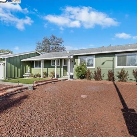 a view of a house with backyard and garden