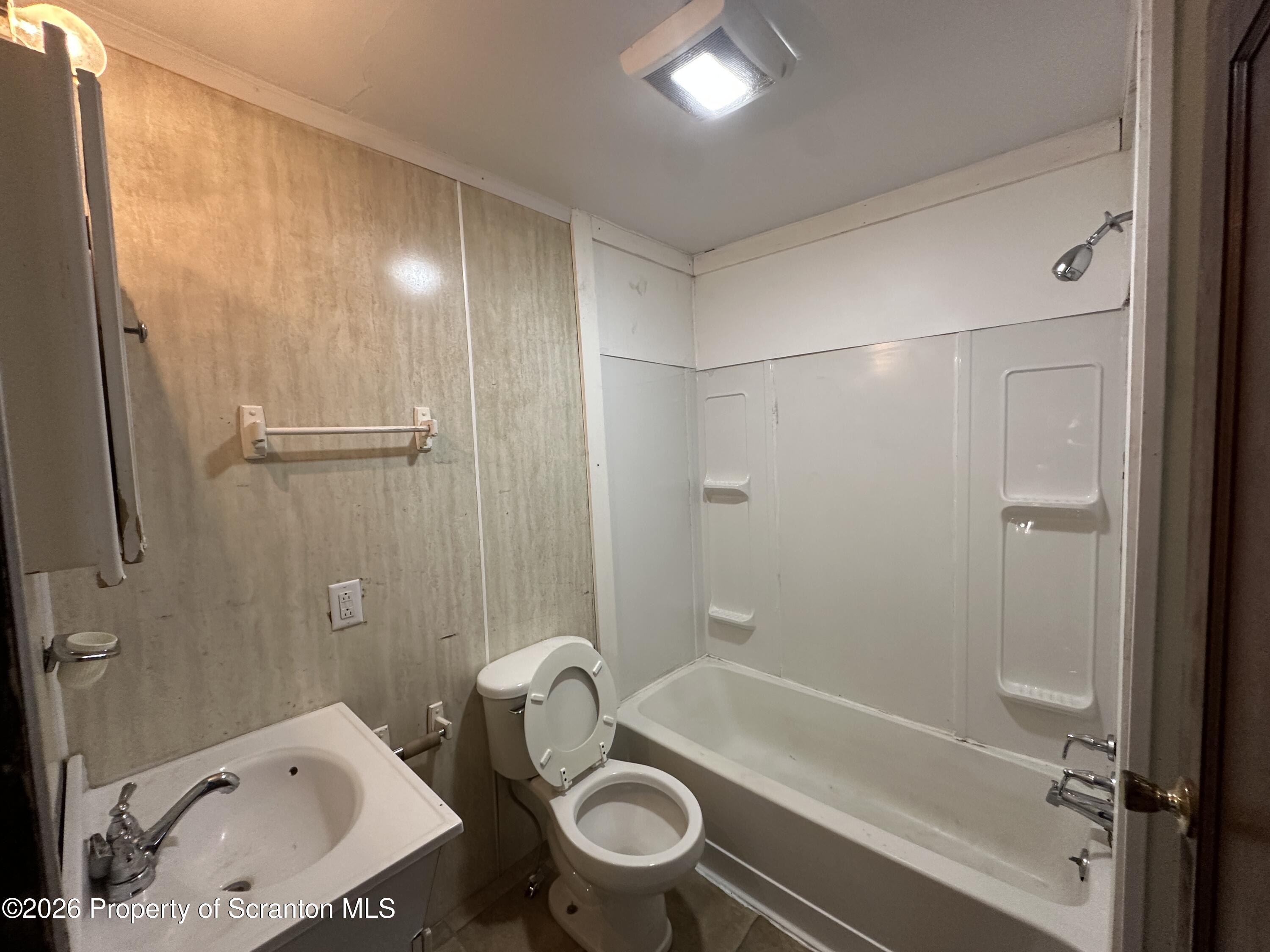893 Scanlon Avenue Scranton, PA 18508 - Photo 9 of 17 IMG_3459