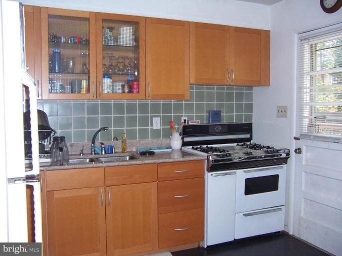 3811 Bancroft Road Baltimore, MD 21215 - Photo 3 of 6 Kitchen