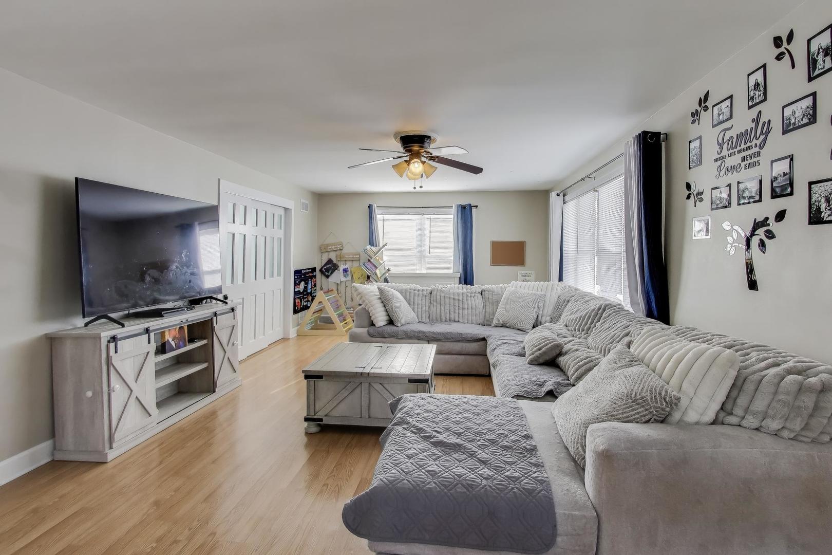 29 Iowa Avenue Addison, IL 60101 - Photo 3 of 22