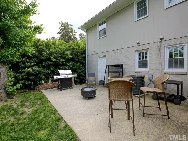 a view of a house with backyard and porch