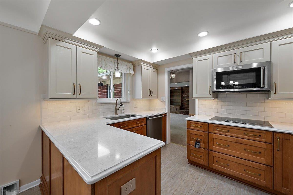 632 South Rosedale Court Grosse Pointe Woods, MI 48236 - Photo 14 of 63