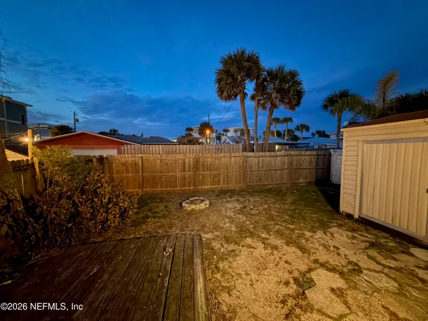 a view of a backyard